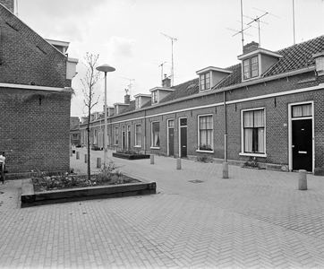 858972 Gezicht op de huizen Hovenstraat 18 (rechts) -lager te Utrecht.